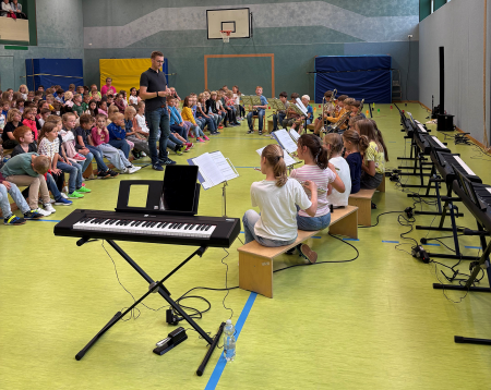 JeKits- Musikerinnen und Musiker überzeugen mit Gitarre und Orchester. © Kreis Paderborn